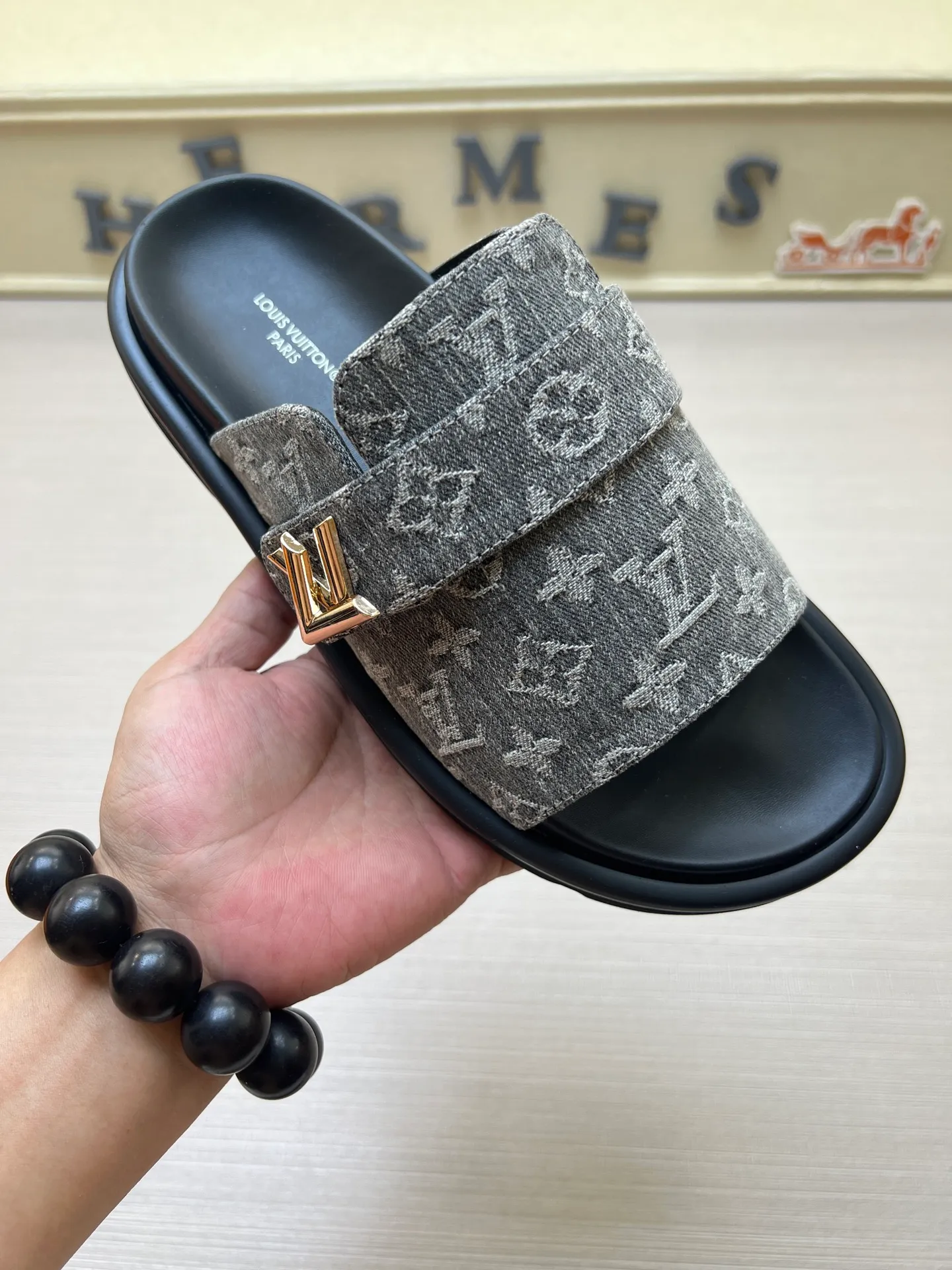 Factory price: 360💰【LOUIS VUITTON】Louis Vuitton, LV printing, men's and women's slippers are on the market, drawer box packaging with cloth bag, card, the upper pattern looks very soft and waxy, super versatile leg slimming artifact. Fabric: imported denim/canvas/old fabric, LV hardware LOGO, official website pattern printing, comfortable to wear, foot pads: high elastic men's shoes💰U water table. Sole: foam sole, heel height: about 5cm. Code number: 35-46, 35, 45, 46 are custom-made and non-returnable. Color: multiple colors and styles available.
